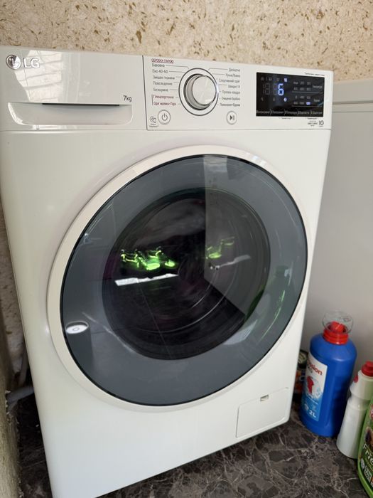 Пральна машина  LG F2V3HS7WW 7 кг,