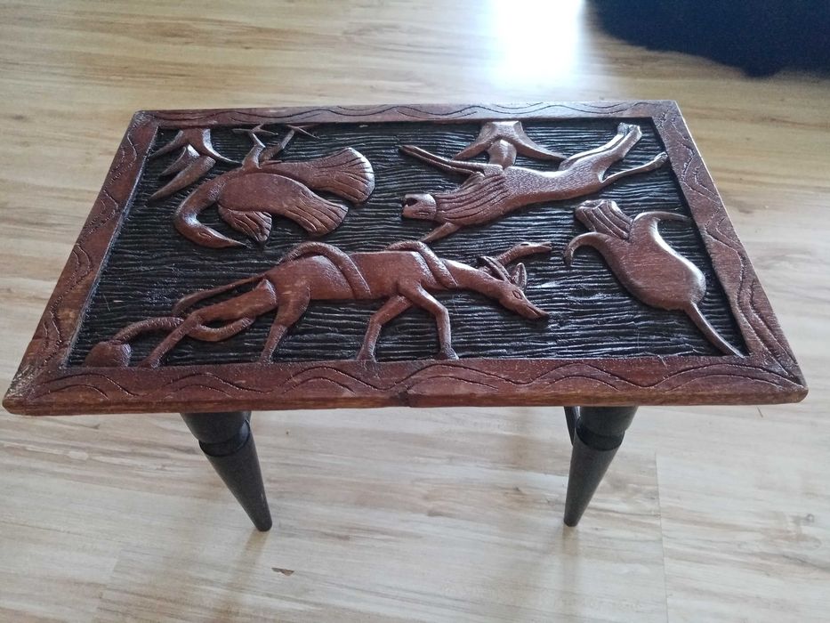 Mesa de centro em madeira com desenhos africanos