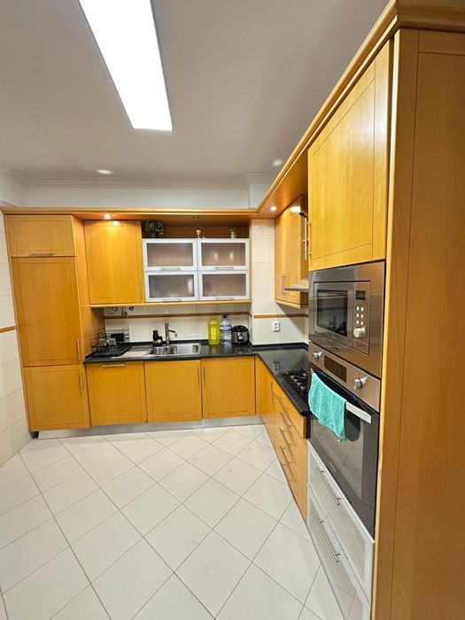 quarto suite com WC privativo com uma varanda bastante espaçosa e com uma bela vista, localizado na colinas do cruzeiro odivelas