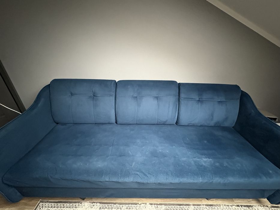 Granatowa sofa z funkcja spania i pufa