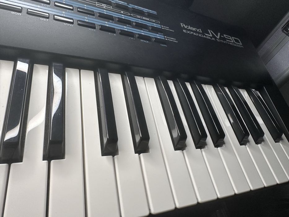 ROLAND JV 90  Piano que impressiona os melhores profissionais!