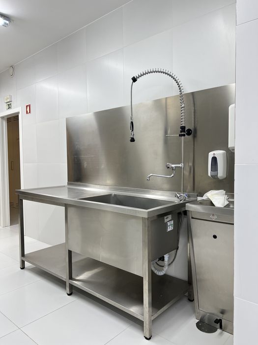 Cola com pia e torneira chuveiro