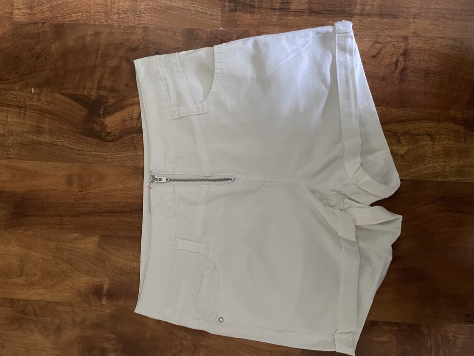 Białe szorty z wysokim stanem