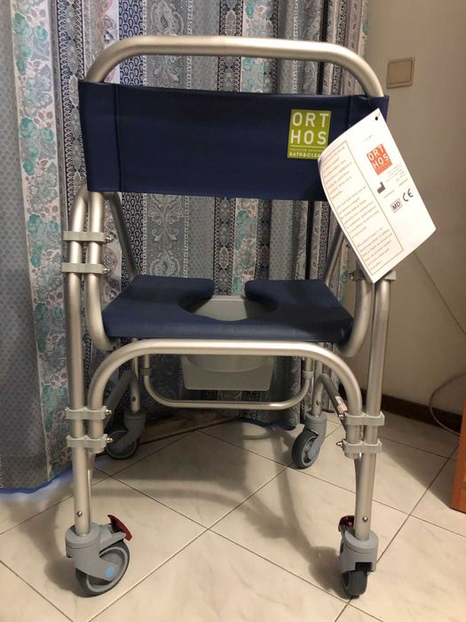 Cadeira de Banho Sanitária com rodas