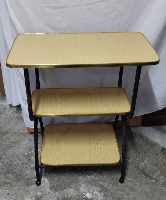 Mesa de apoio, de telefone ou tv, vintage em bom estado