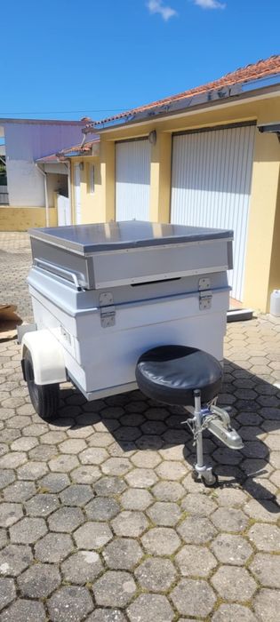 Reboque de caça com cofre