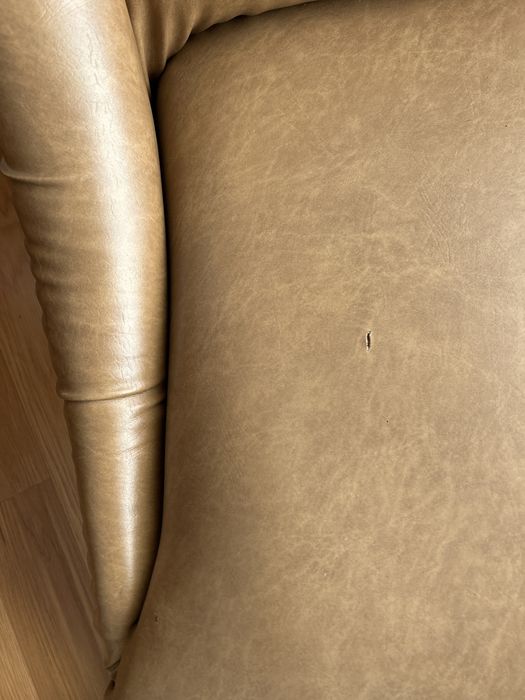 Sofa em pele sintetica de excelente qualidade com alguns sinais minimos de uso