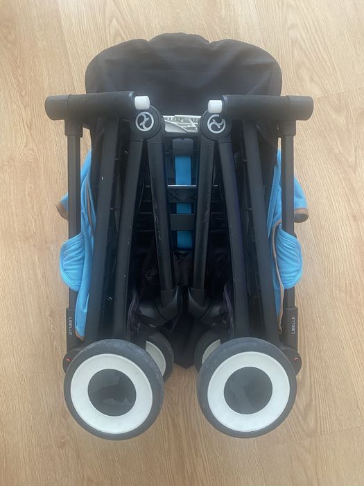 Carrinho pra bebe e compacto para transportar