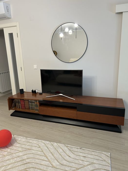 Conjunto de mobilia de sala de estar/jantar em madeira cerejeira e preto de Paços de Ferreira