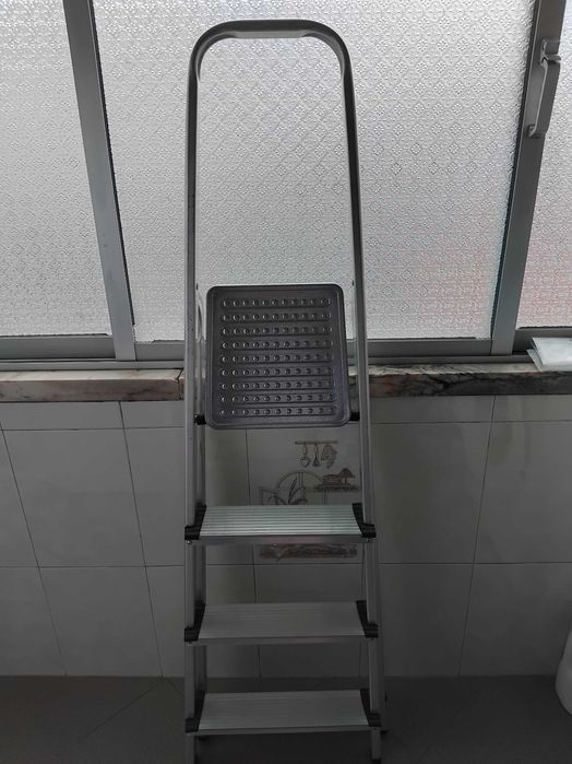 Escadote ( Completamente novo )