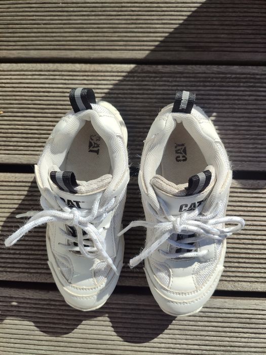 Białe sneakersy caterpillar 28