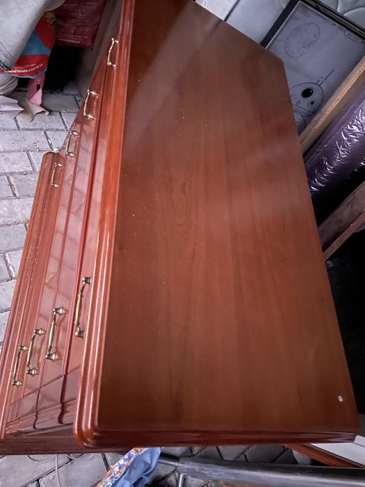 Cómoda em bom estado com 4 gavetas