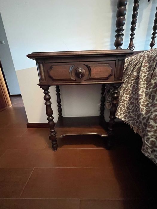 Conjunto de Quarto Clássico em Madeira Escura – Cama e Mesas de Cabeceira
