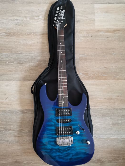 Guitarra elétrica, pedaleira e amplificador