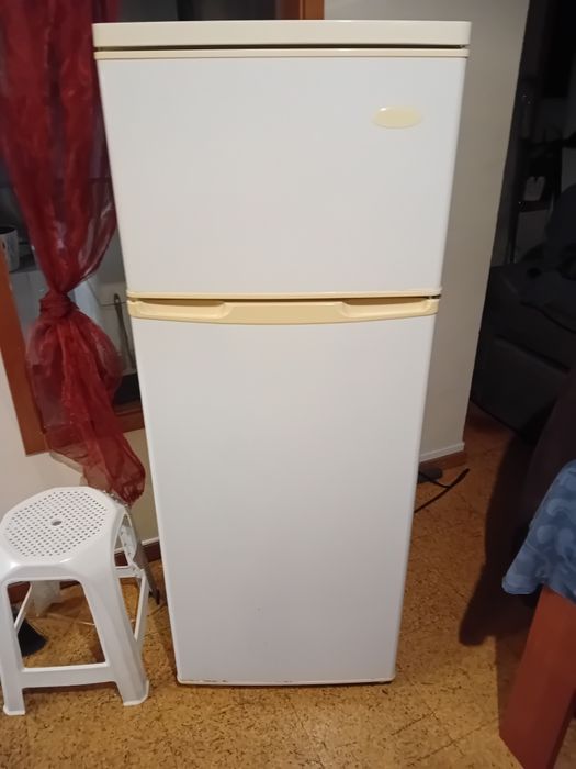 Frigorífico com congelador
