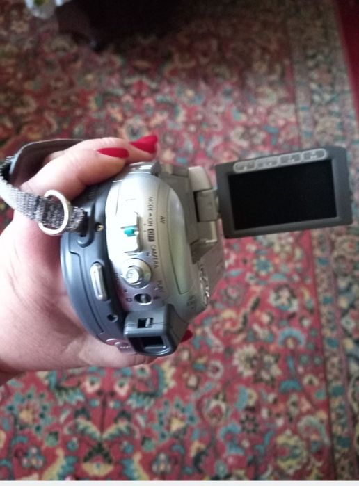 цифровая DVD-видеокамера Canon DC211. 

Запись на диски DVD-R/RW, DVD-