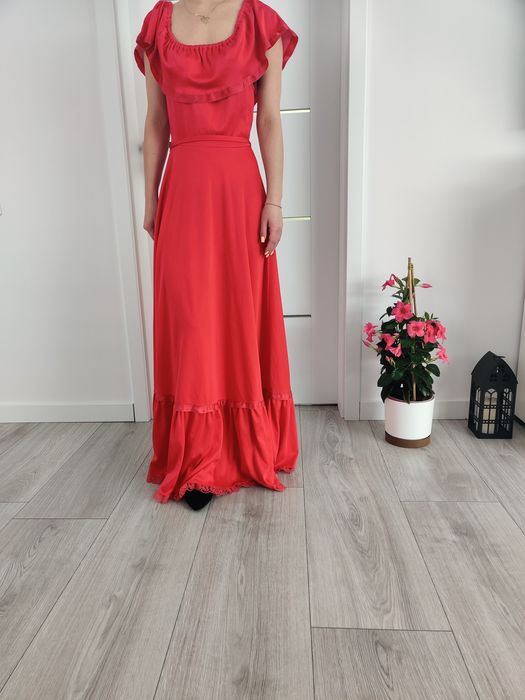 Czerwona długa sukienka.