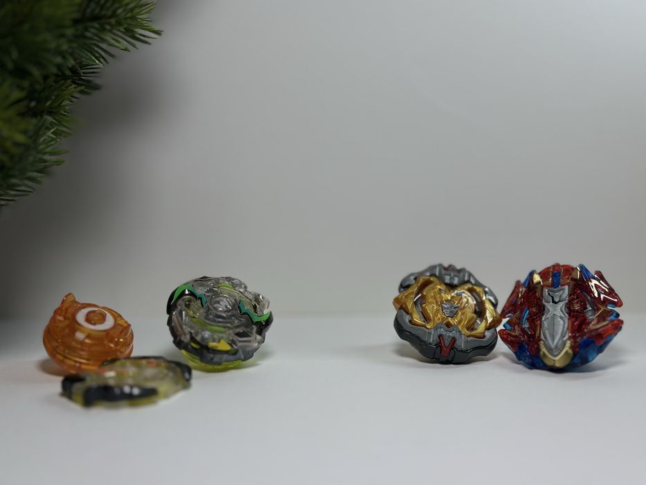 BEYBLADE — 4 штуки з трьома пусковими рукоятками