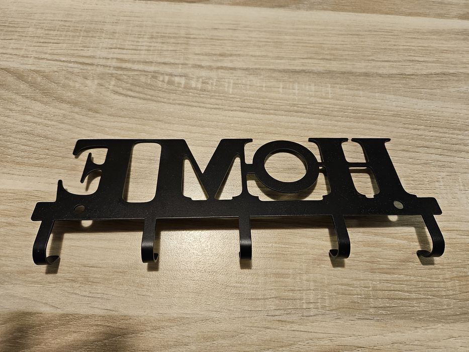 Wieszak na klucze z napisem HOME