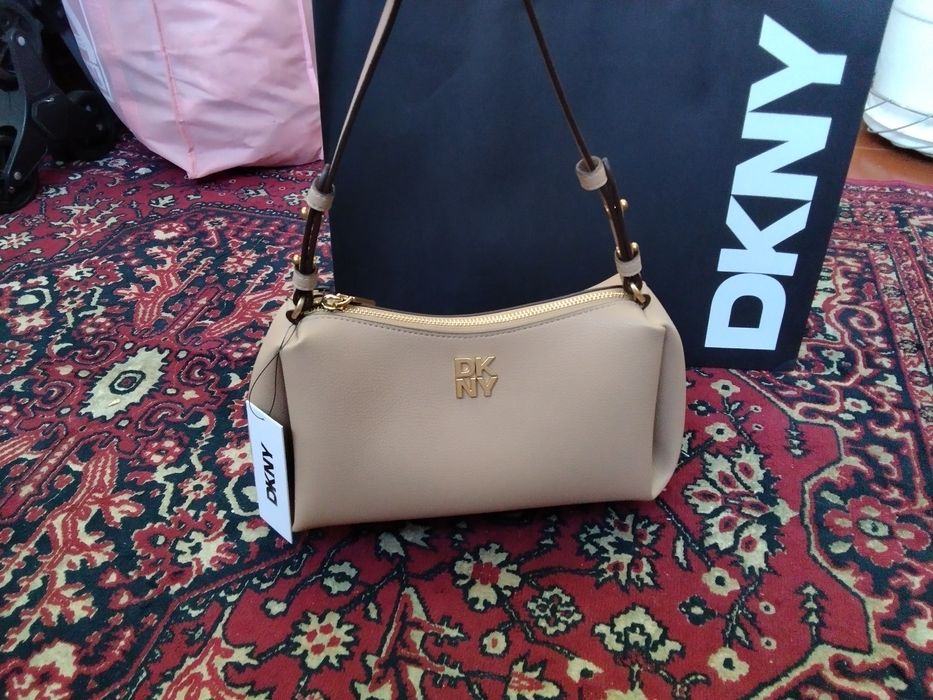 Baixa de preso - DKNY NOVA COM ETIQUETA - Pele de tom camelo claro