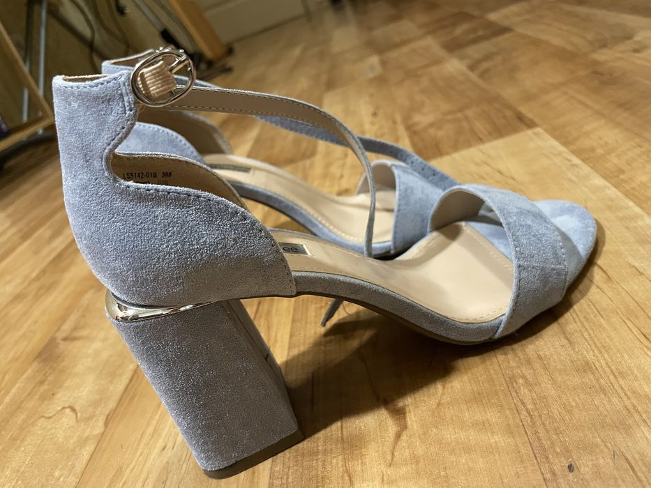 Босоніжки на каблуку