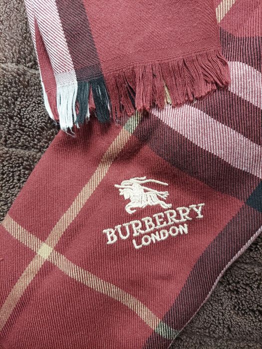 Шарф палантин фірми burberry 

Стан хороший 

Привезено із закордону