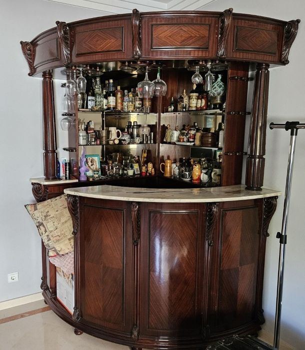 Bar de canto vintage.  Valor negociavel para despachar Com balcão em pedra mármore. O bar é novo nunca teve utilização e ainda embaladol. Bar de mogno