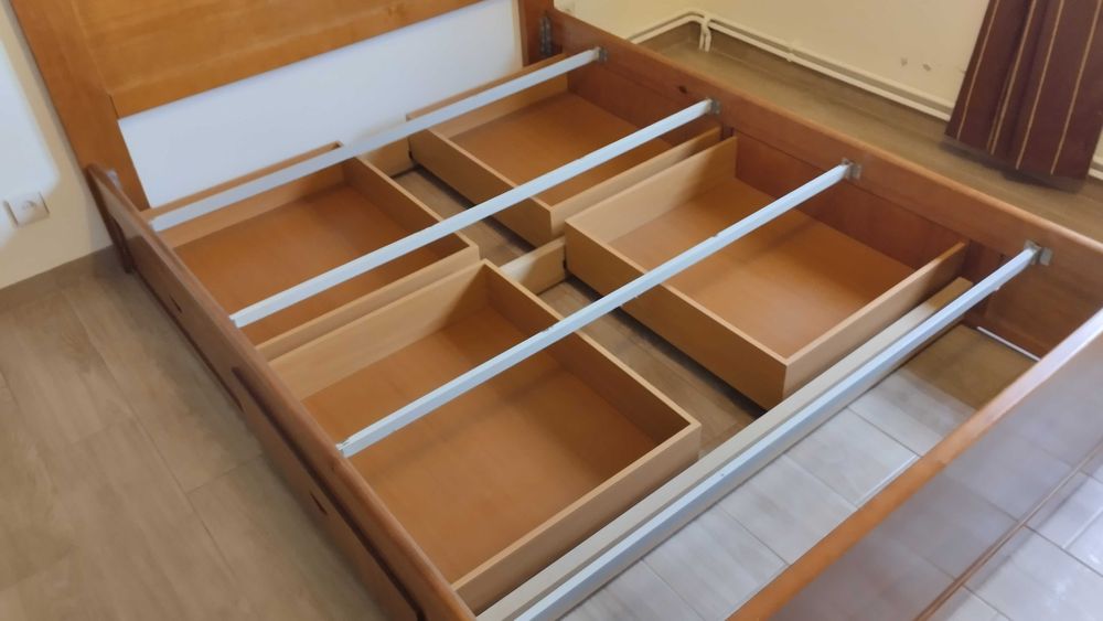 Cama de casal em madeira com 4 gavetões + estrado