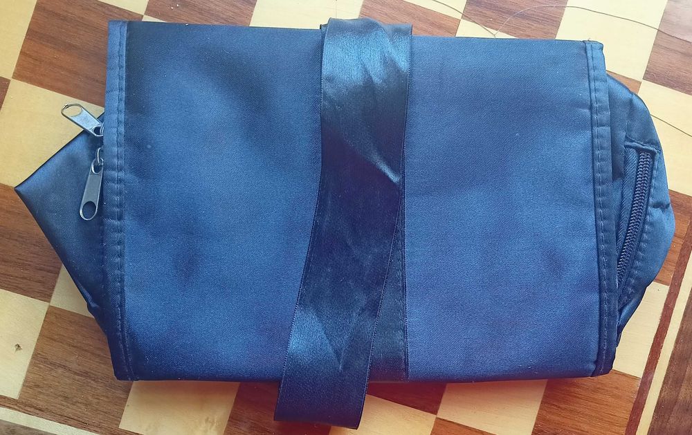 Kosmetyczka czarna podróżna z wiązaniem na wstążkę