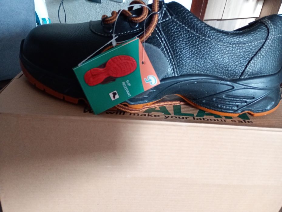 Ботинки з металевим носком