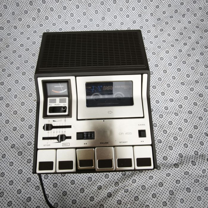Stary przenośny magnetofon kasetowy Grundig cr 455a