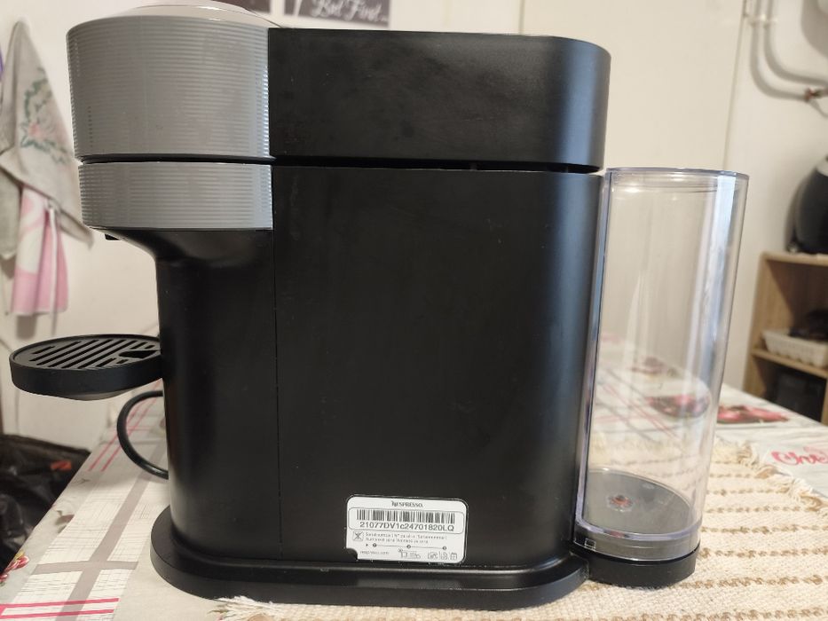 Cafeteira nova , usada algumas vezes .