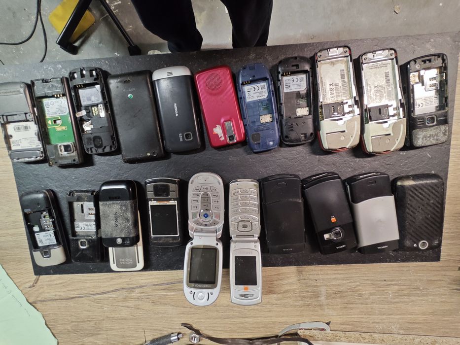 Zestaw  21 telefonów uszkodzone na czesci
