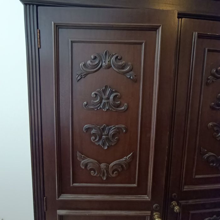 Roupeiro antigo com duas gavetas