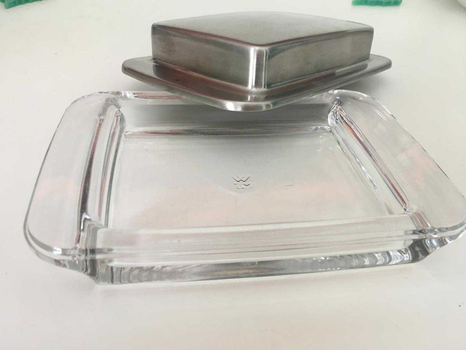 Manteigueira da marca WMF,  modelo KULT, em vidro e aço inoxidável.