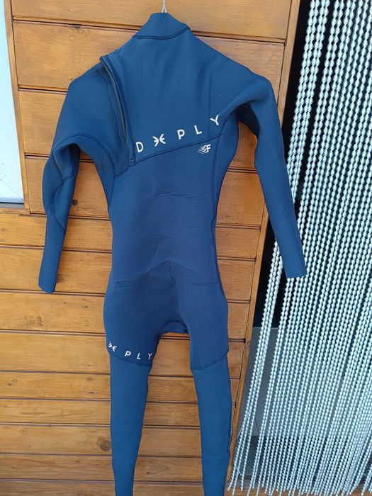 fato de surf Deeply
