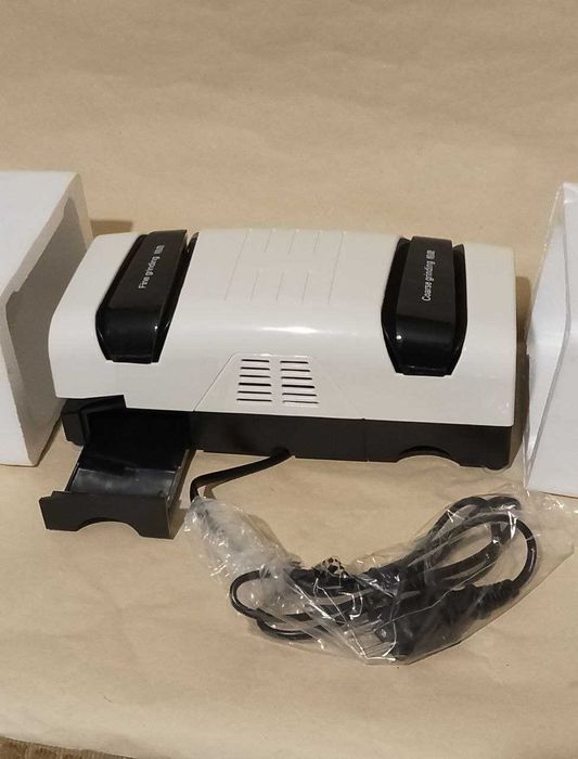 Электрическая ножеточка "MomsCook" MTKN-001. Новая. Полный комплект.