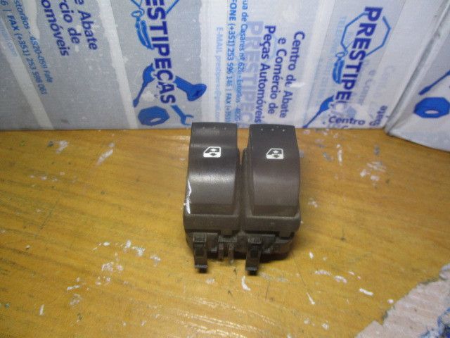 Comando / botão / interruptor vidros frente esquerdo RENAULT Megane II