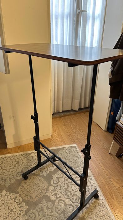 Mesa regulável em altura com rodas