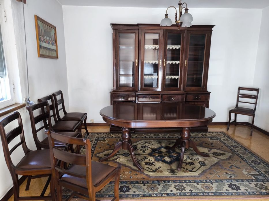 Conjunto de Mesa de Jantar, Cristaleira e Cadeiras em Madeira