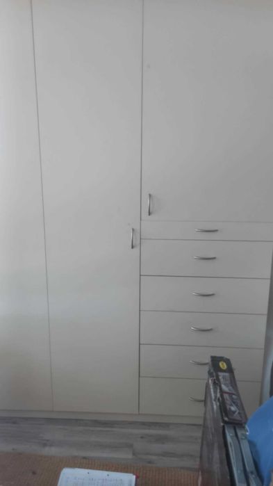 Armário alto portas e gavetas