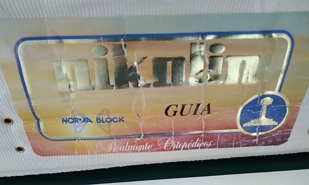 Cama,mesas de cabeceira,estrado pikolin,colchão pikolin, roupeiro.