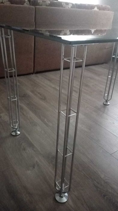 Продам стікляний стіл в ідеальному стані