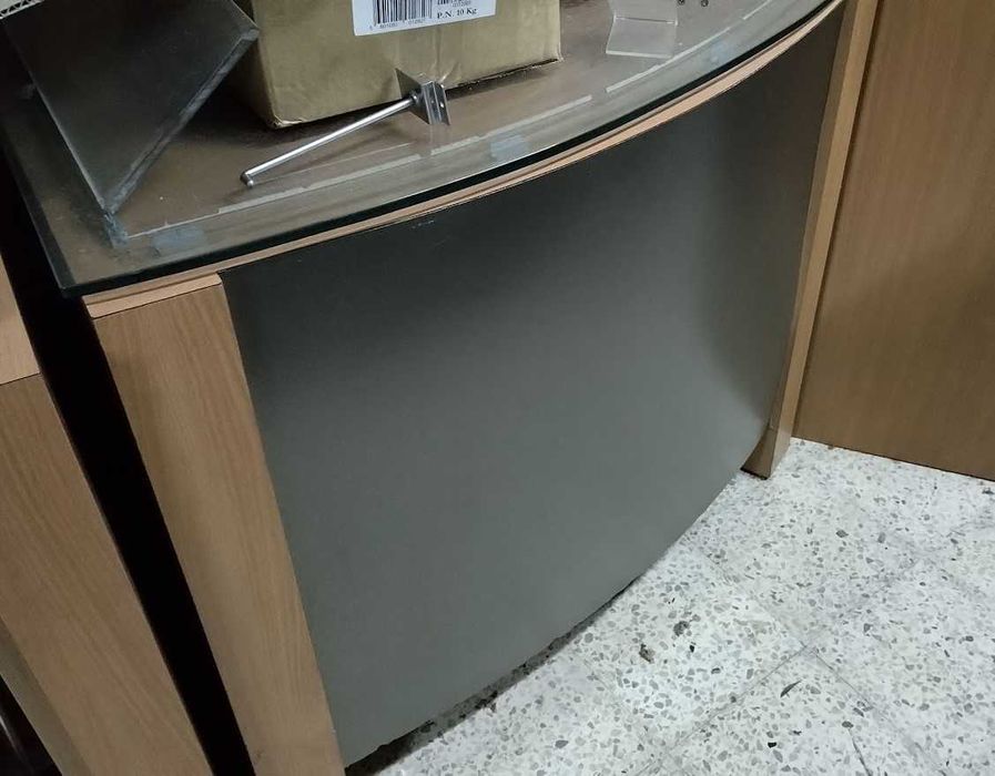 Balcão de atendimento em faia, com a frente revestida a aço escovado