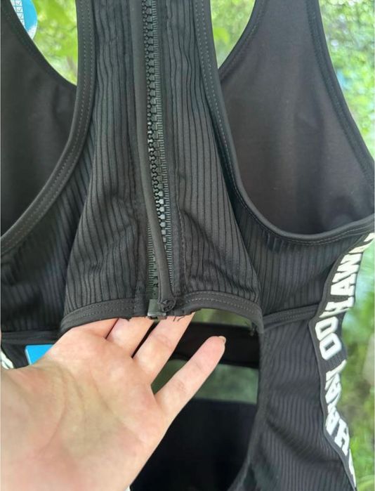 Купальник суцільний стильний та гарний з вирізом на спинці