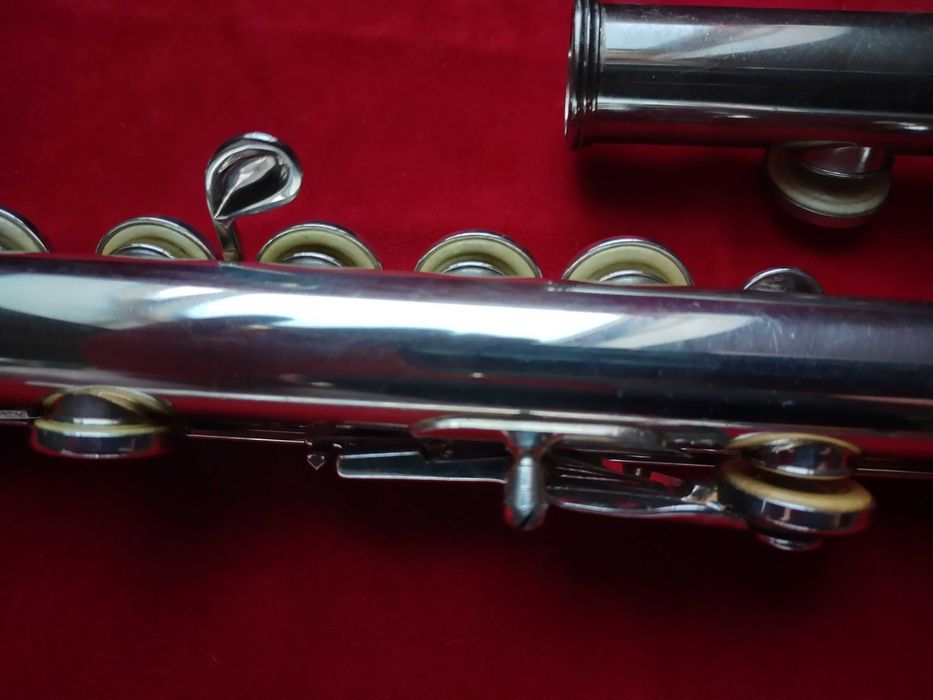 Flet poprzeczny srebrny z pozłacaną płytką