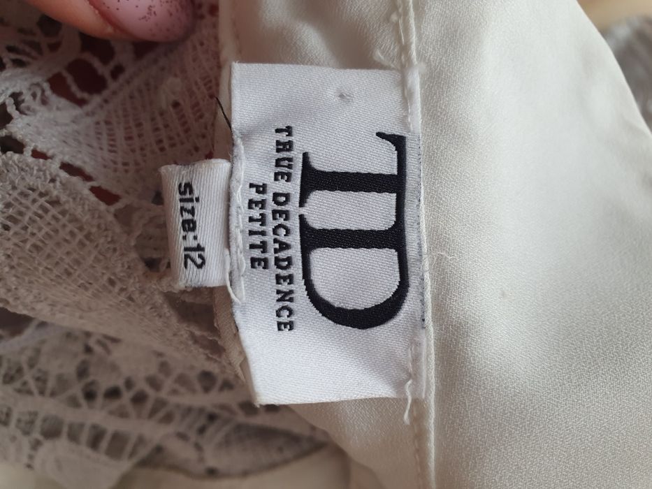 Koronkowa sukienka midi z bialym kołnierzem i ozdobnym rękawem