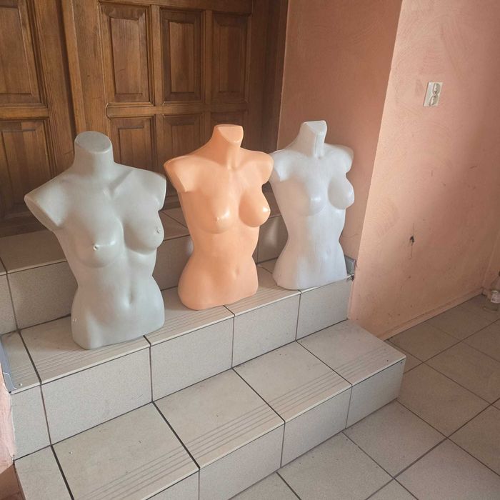 Manekin damski korpus plastikowy ekspozytor