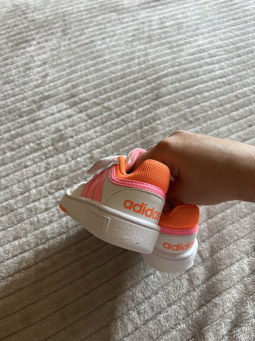 Фірмові кросівки adidas для дівчинки