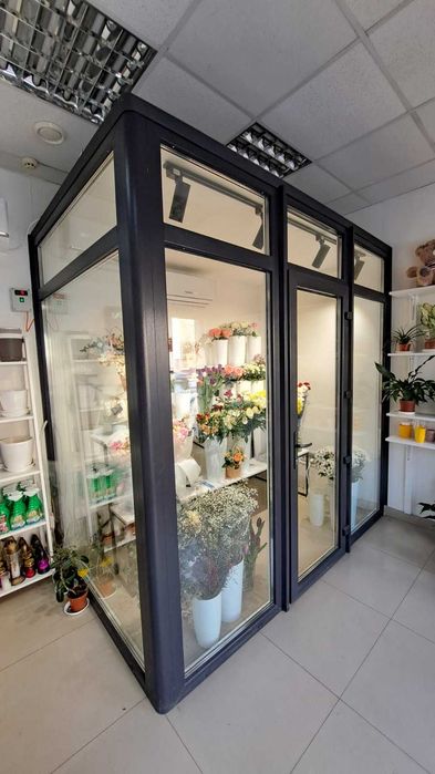 Холодильна вітрина для квітів, холодильник.